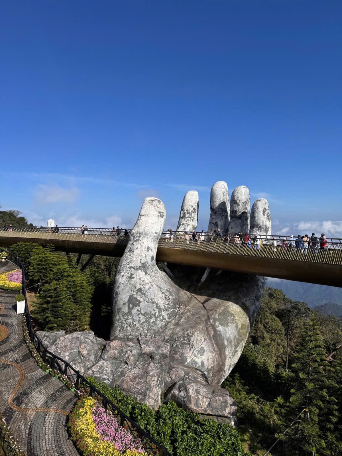 bana-hills-cau-vang-hands