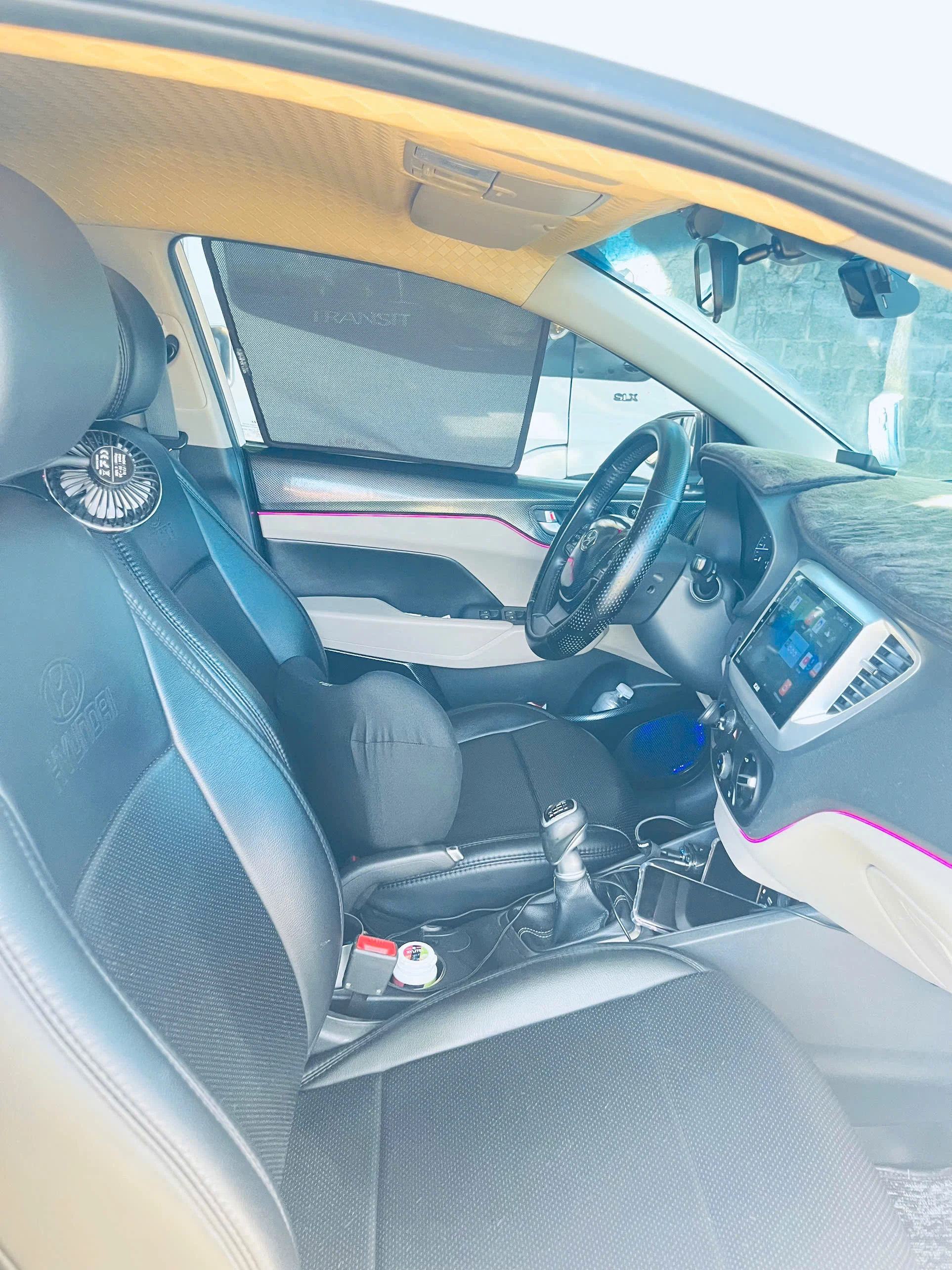 Xe 4 Chỗ Sedan Hyundai Accent Đời Mới - Ghế lái & bảng điều khiển trung tâm
