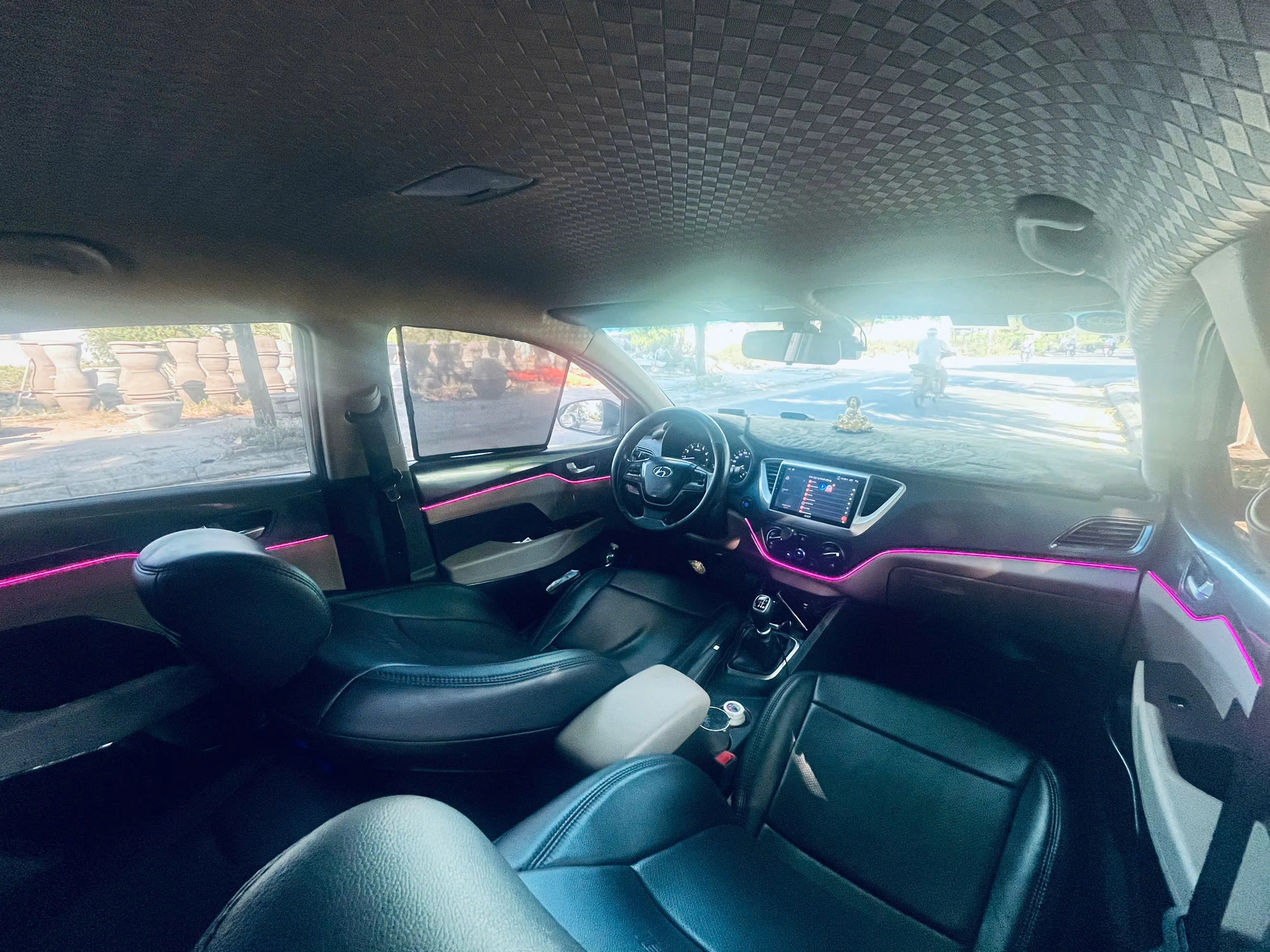 Xe 4 Chỗ Sedan Hyundai Accent Đời Mới - Khoang lái & dải đèn LED Ambient