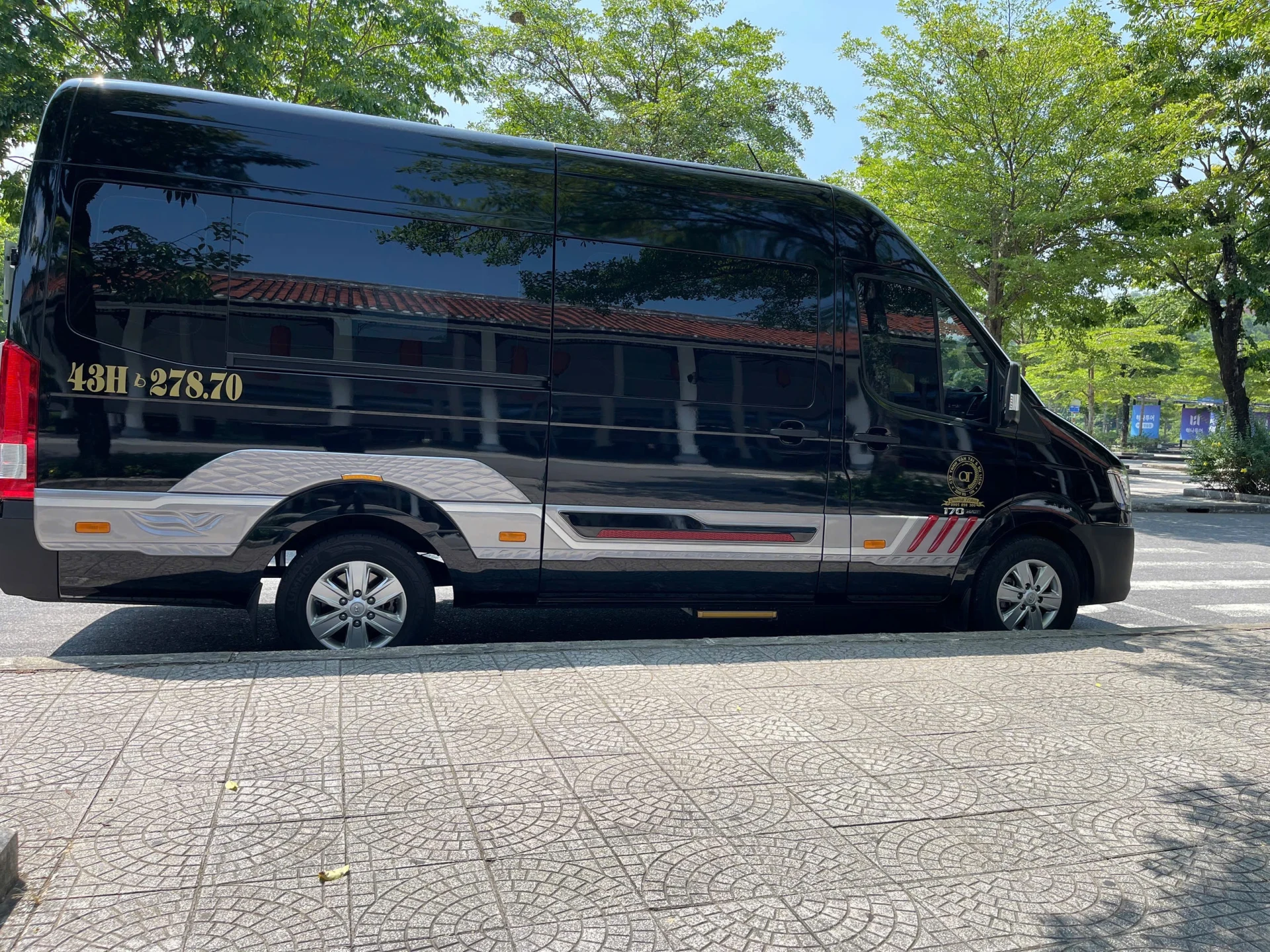 Xe 16 Chỗ Van Hyundai Solati Black VIP Limousine - Solati Black 43H-278.70