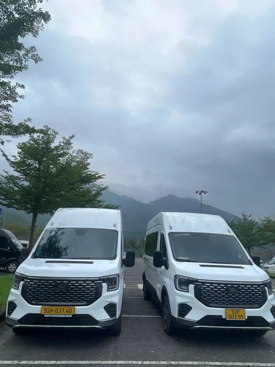 Xe 16 Chỗ Ford Transit Nóc Cao 2024 Đời Mới - Đôi xe Transit nóc cao đón khách