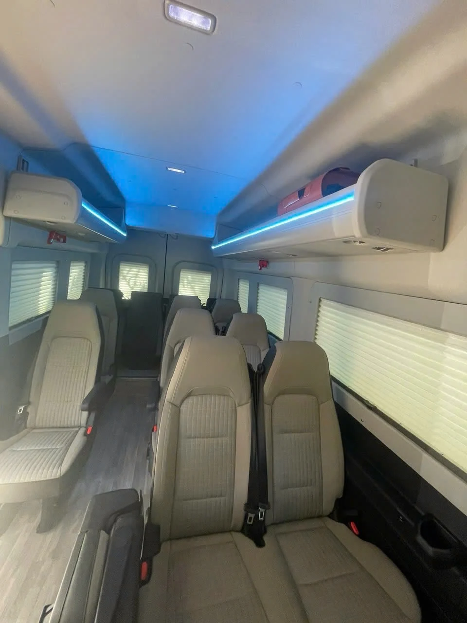 Xe 16 Chỗ Ford Transit Nóc Cao 2024 Đời Mới - Khoang trần nóc cao & LED xanh