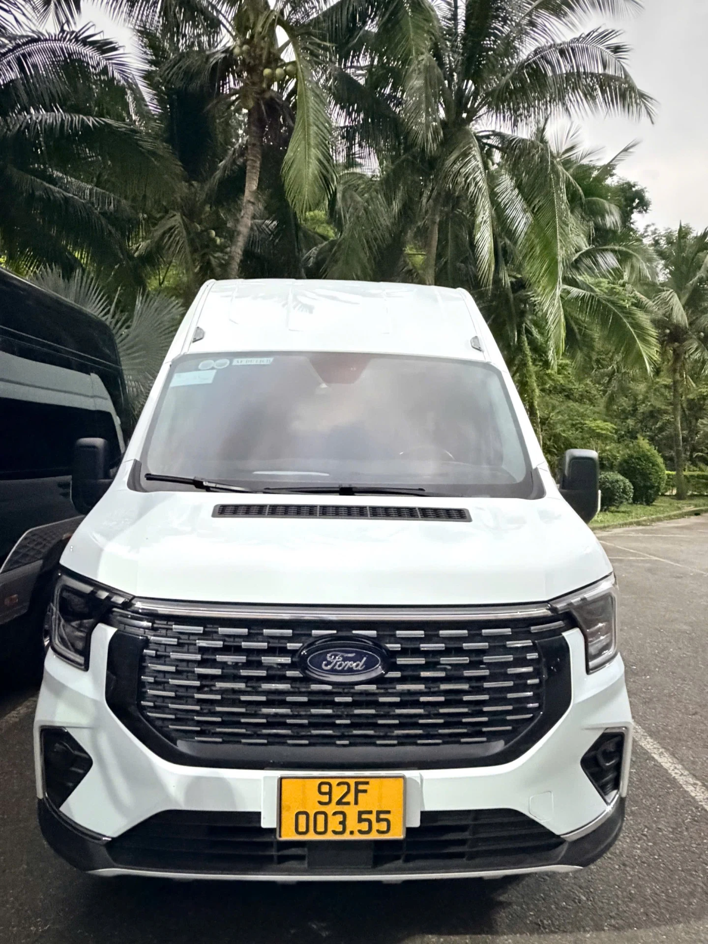 Xe 16 Chỗ Ford Transit Nóc Cao 2024 Đời Mới - Đầu xe Transit 92F-003.55